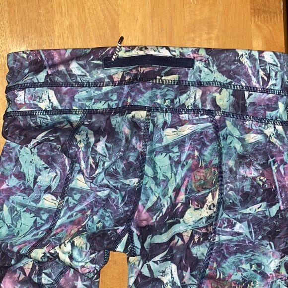Lululemon capri tights workout pants multicolor size 6 - Picture 4 of 6